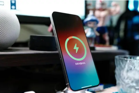 本号镇苹果15换屏服务分享用什么充电器给iPhone15充电更好 